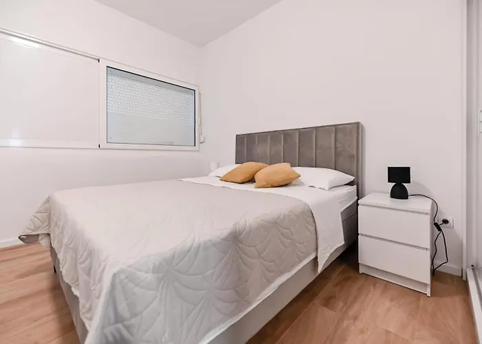 Paula Center Apartman Zára